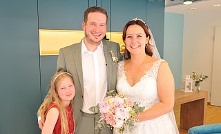 Jennifer und Christian Schacke mit der achtjährigen Carlotta strahlen im Steinhagener Standesamt um die Wette. - Frank Jasper