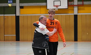 Torwart Silas Bartling (r.) zeigte beim Heimsieg der HSG Werther/Borgholzhausen eine starke Leistung und verdiente sich deshalb seinen Platz in unserer Mannschaft des Spieltags. - HB WeBo-Brake