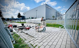Baustelle auf dem Parkplatz des Outlets im Ravenna-Park: Nachdem im Februar die neue Photovoltaik-Anlage der Walbusch-Immobilien ans Netz gegangen ist, stehen jetzt die nächsten Investitionen in dem interkommunalen Gewerbegebiet in Halle an. - Nicole Donath