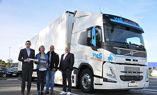 Im November 2023 feierten WLS-Junior-Chef Jannik Leimkuhl (v. l.), Susanne Bohle (Verkaufsleiterin Volvo-Partner Wesle), Patrick Schildmann (Serviceberater Wesle) und Frank Wohlgemuth (WLS-Standortleiter Bielefeld) den neuen E-Lkw. - Frank Jasper