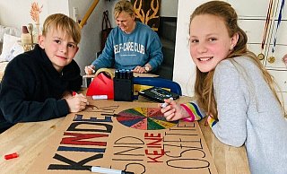 Die Vorbereitungen für die Demo am Mittwoch laufen. Moritz und Lina malen mit Alex Beuer Plakate. "Kinder sind keine Loszettel" steht auf einem der Schilder. - Beuer