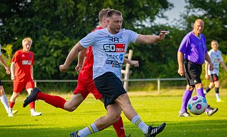 Für Jan Hübner war das Fußballspiel in Oesterweg eine Premiere. Loxtens neuer Mittelmann ist aus Rödinghausen zu den Fröschen gewechselt. - Nico_Seifert