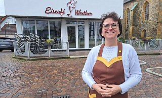 Chefin Elisabet Chiesurin ist die Seele des Eiscafés am Alten Markt. - Silke Derkum-Homburg