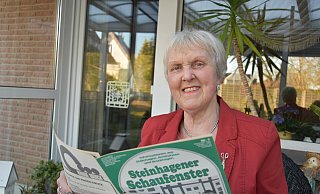 Nach 40 Jahren verabschiedet sich Brigitte Westmeyer vom Steinhagener Schaufenster. Hier blättert sie in der ersten Ausgabe, die 1982 erschienen ist. - Birgit Nolte