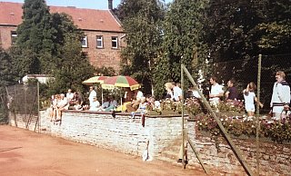 Eine besondere Zeit und obendrein eine Atmosphäre, um sowohl beim Sport als auch neben den Tennisplätzen, wie sie hier in den 1970er Jahren noch hinter dem Gasthof Brune in der Innenstadt lagen, Glückshormone zu produzieren. - Nicole Donath