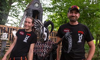 Nicole (v. l.), Jaden und Patrick Overkamp stecken mitten in den Vorbereitungen für ihr XL-Halloween-Event. - Andre Schneider