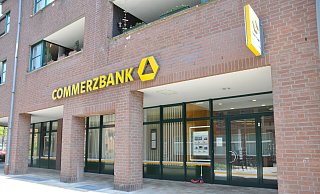 Die Gemeinde Steinhagen würde in der ehemaligen Commerzbankfiliale am Marktplatz gerne Flüchtlinge unterbringen. Eine Zwischenlösung. Langfristig sei der Standort möglicherweise auch für den gemeinnützigen Secondhand-Laden eine Option, heißt es aus dem Rathaus. - Frank Jasper