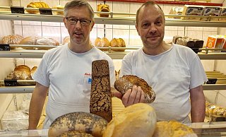 Die beiden Bäckermeister Volker Herzberg (l.) und Jörg Sickendiek präsentieren ihre Lieblingsbrote. Einmal ein klassisches Schwarzbrot und ein Rogen-Dinkel-Malz-Brot. Brötchen gibt es auch, seien aber "Luxusartikel". - Moritz Trinsch