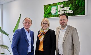 Hans-Ewald Reinert (v.l.), Oberbürgermeisterin Katharina Pötter und Sven Wieken eröffneten feierlich den neuen Standort von The Plantly Butchers in Osnabrück. - impact Agentur für Kommunikation GmbH