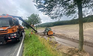 Aufräumarbeiten am Mittwochmorgen an der alten B68 in Halle-Hesseln. - Herbert Gontek