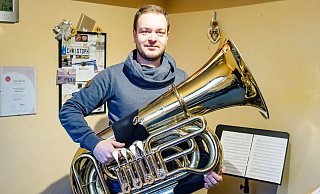 Für Christoph Lasner aus Versmold ist die Weihnachtszeit etwas ganz Besonderes. Der Hobby-Musiker trifft mit dem Musikzug auf das neue Konzept des Borgholzhausener Weihnachtsmarktes. - Andre Schneider