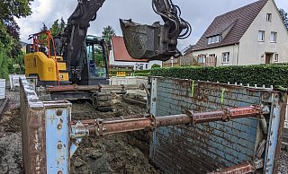 Hier geht aktuell nichts mehr: Mitten im Speckfeld klafft aufgrund von Leitungs- und Kanalarbeiten ein riesiges Loch, eine Durchfahrt ist unmöglich. - Anja Hanneforth