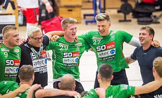 Die Loxtener Philipp Harnacke (v.l.), Sven Egger, Aaron von Ameln, Jan Schröder und Jan Hübner jubeln nach Spielschluss gemeinsam über den hart erkämpften Sieg gegen den TSV Hahlen. - Sören Voss