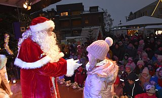 Alt-Bürgermeister Klaus Besser hört sich als Nikolaus auch fünfmal hintereinander "Oh Tannenbaum" geduldig an. - Birgit Nolte