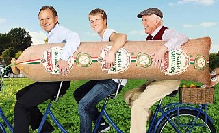 2013 inszenierten Firmenchef Hans-Ewald Reinert, Sohn Carl Ewald Reinert und Vater Hans Reinert gemeinsam auf dem Generationen-Fahrrad das Bild des Familienunternehmens. Damit ist es jetzt vorbei. - Reinert