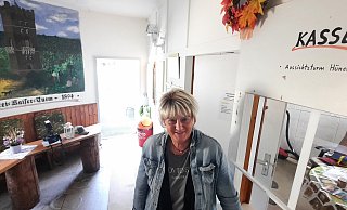 In dritter Generation kümmert sich Susanne Brinkmann um den Kiosk an der Hünenburg - den höchsten in der gesamten Region. - Jonas Damme