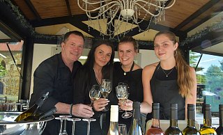 Ilias und Maida Ntinos (von links) waren zum ersten Mal beim Weinmarkt vertreten. An ihrem Mediterran-Stand wurden sie von Tess Haase und Ksenia Kibalova unterstützt. Jetzt feiern sie auf dem ersten "Steinhagener Gourmet Frühling" Premiere. - Birgit Nolte