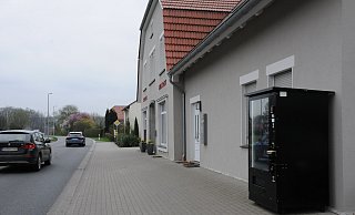 Dieser Automat vor der Bäckerei Welter in Theenhausen bietet vornehmlich Einmal-E-Zigaretten und Getränke in Dosen an. - Anja Hanneforth