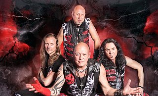 Die rockige Tanzkapelle "United 4" stand schon auf vielen Bühnen und war auch im TV beim RTL-Supertalent zu sehen. Ihr Markenzeichen: das Kuhflecken-Outfit. - Copyright United 4
