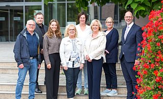 Roland Bredow (IGEV, v. l.), Lukas Gill (Wellkistenwerk Gross), Ana Carolina Lopes Kupper (Heristo/Stockmeyer), Rosi Dieckmann-Rose (IGEV), Martina Janßen (Stadt Versmold), Heike Kraak (IGEV), Ute Stiller (Stadtwerke) und Jens Wagemann (Volksbank) freuen sich auf das Stadtfestival. - Andre Schneider