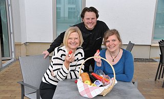 Bibliotheksleiterin Manuela Heinig (l.), Gastronom Denis Mann vom Restaurant "Mann & Metzger" sowie Jeannine Gehle vom Dritte-Orte-Projekt laden zum ersten Kulturpicknick ein. - Frank Jasper