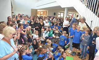 Im Forum der Schule findet die Einweihungsfeier statt. Bürgermeister Thomas Tappe hält eine Rede, die Drittklässler der Grundschule Gartnisch singen im Chor: "Grundschule Gartnisch ist so cool, nur auf dem Schulhof fehlt der Pool." - Ekkehard Hufendiek