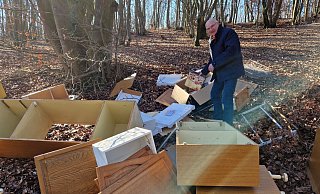 Am Ende der Kalkstraße, unmittelbar vor der Einfahrt zur früheren MülldeponieKünsebeck, hat jemand am Wochenende seine alte Küche entsorgt. Kurt Picker wohnt ganz in der Nähe und hat sich die Lage am Dienstag mal angeschaut, nachdem sein Sohn die Küche beim Rundgang mit dem Hund entdeckt hatte. - Uwe Pollmeier