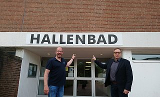 Bäderleiter Ralf Aldenhoff (links) und Stefan Lütgemeier, Geschäftsführer der Gemeindewerke Steinhagen, vor dem Hallenbad, das seit 50 Jahren nur „Hallenbad" heißt. Sie fordern ab sofort auf zum Namenswettbewerb. - Gemeindewerke Steinhagen