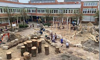 Mit viel Eigentinitiative haben Lehrer, Eltern und Schüler den Schulhof der Gesamtschule umgestaltet. Auch inhaltlich mutet die Zukunft des Standortes derzeit noch wie eine Baustelle an. - Gesamtschule Halle