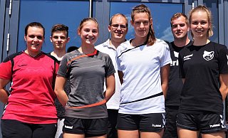 Senken den Altersschnitt: Felix Düpjan (hinten, von links), Betreuer Sebastian Hantke und Trainer Michael Sirges begrüßen die Neuzugänge Laura Schlepphege (vorne, von links), Paulina Knemeyer, Pauline Ristau und Lea Vahrenhorst. Es fehlt: Greta Ammermann. - Mark Grzibek