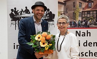 Amtsinhaberin Marion Weike gratuliert Genosse Veith Lemmen zur Kandidatur als Wertheraner Bürgermeister. In den 36-Jährigen setzt die SPD große Hoffnungen. - Pat Röhring