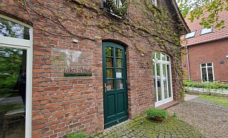 Marlies und Werner Runge, Inhaber des Bauerncafés Beuken Schmedt, suchen immer noch einen neuen Pächter. - Uwe Pollmeier