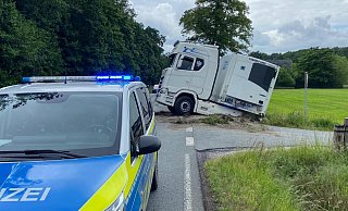 Erneut verunfallte ein Lkw auf der B476 in Versmold zwischen Frankfurter Weg und der Auffahrt zur A33 – kurz vor dem Abzweig zur Bundesstraße 29-35. - Matthias Foede