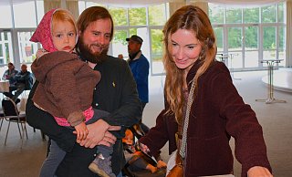 Hedwig (3), Matthias Leesing und seine Frau Ramona schauen nach möglichen Bodenbelägen für eine Renovierung. - Ekkehard Hufendiek