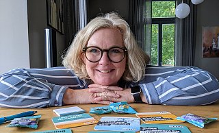 Katrin Eckelmann setzt im Wahlkampf auf Bierdeckel. "Keep Smiling" ist die Devise. - Anja Hanneforth