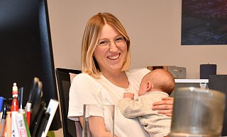 Wenn nötig, darf Sohn Oliver mit in das Büro von Steinhagens Bürgermeisterin Sarah Süß. - Jonas Damme