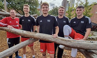Die Neuzugänge der TG Hörste wollen gemeinsam mit ihren Teamkollegen die Hindernisse in einer stark besetzten Regionalliga meistern: Trainer Matthias Baier (v. l.), Henrik Zöllner, Niklas Dreazzani, Philip Joswig und Finn Niemann freuen sich auf die neue Regionalliga-Saison. - Gunnar Feicht