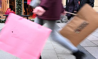 Im Outlet in Steinhagen kann weiterhin geshoppt werden. Zwei neue Geschäfte eröffnen Ende November. - dpa