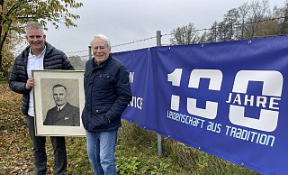 Henry Lucas Lohmann und sein Vater Dieter Lohmann erinnern sich an die Meilensteine in der 100-jährigen Geschichte der Spedition. Auf dem gerahmten Bild: Ihr Großvater und Vater, der Firmengründer Heinrich Lohmann. - Tasja Klusmeyer