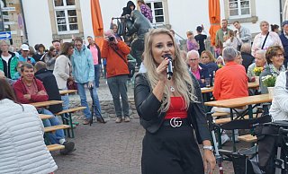 Sängerin Sandra Lubos überrascht die Besucher in Versmold mit ihrer Performance. - Marion Bulla