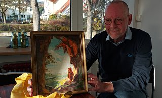 Ralf Vieweg zeigt die Kopie des Spitzweg-Gemäldes "Gnom, Eisenbahn betrachtend". Die Botschaft des Bildes ist für den künftigen Ruheständler von großer Bedeutung. - Claus Meyer