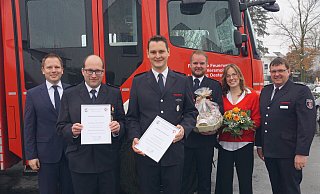 Bürgermeister Michael Meyer Hermann (v.l.) und Sören Fuest (r.) freuen sich über Tobias Beckmann als neuen Löschzugführer und Martin Sell als seinen Stellvertreter. Daniel Vahrenhorst nahm seinen Abschied und hat nun mehr Zeit für seine Partnerin Vera von Ameln. - Marion Bulla