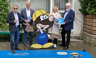 Frank Hofen (Innenstadtmanagement, v.l.), Bürgermeister Thomas Tappe und die beiden HIW-Vertreter Susanne Kock und Dieter Büsselberg wollen die Besucher der Haller Geschäfte über die Pläne für die neue Innenstadt informieren. - Stadt Halle