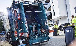 Die Mitarbeiter des auch im Haller Stadtgebiet tätigen Abfallentsorgers, hier bei einem Einsatz im Kreis Minden-Lübbecke, sind angewiesen, die leeren Tonnen wieder an den Platz zurückzustellen, an dem sie gestanden haben. Jedoch haben auch Bürger ihrer Pflichten, um mögliche Unfälle zu verhindern. - Stefanie Dullweber