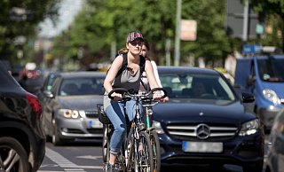 Vor allem wenn sie sich die Straße mit Autos teilen müssen, wird es für Fahrradfahrer gefährlich. Der ADFC wertete die Situation in Halle, Steinhagen, Werther und Versmold aus. - ADFC