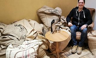 Oliver Erdmann in seinem Kaffeelager der „Röstwerkstatt". - Detlef Hans Serowy