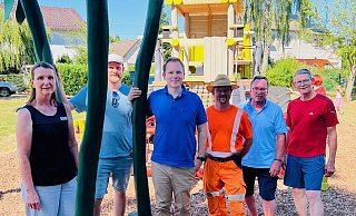 Heike Brüggemann (v. l.), Matthias Ruch, Michael Meyer-Hermann, Sebastian Reinke, Jens Werner Diekmann und Ralf Häusler waren zur Eröffnung des Spielplatzes nach Bockhorst gekommen. - Stadt Versmold