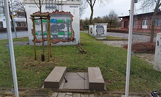 In den vergangenen Wochen fehlte in der Verankerung am Borgholzhausener Bahnhof der Snackautomat. Nun wird er wieder aufgebaut - und soll vor Automatenknackern sicherer sein als zuvor. - Claus Meyer