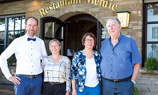 Mirsad Memic (v. l.), Agnieszka Memic-Jelinska, Hannelore und Mehmedalija Memic blicken auf 50 Jahre Gastro-Geschichte in Versmold zurück. - Andre Schneider