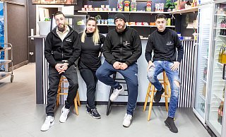 Ferdi Shala (v. l.), Christina Ilan, Ferdon Shala und Miridon Berisha setzen ihre für Versmold neue Bistro-Idee um. - Andre Schneider